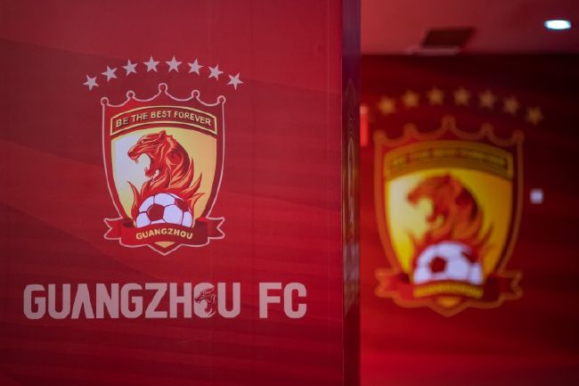 另外，如果曼联决定任命、解雇或接受公司或者子公司的任何足球总监或者一线队的教练，拉特克利夫的团队必须被告知。